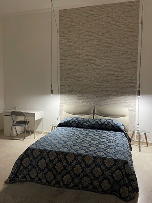 Ein Schlafzimmer mit einem Bett, einem Schreibtisch und einem Stuhl.