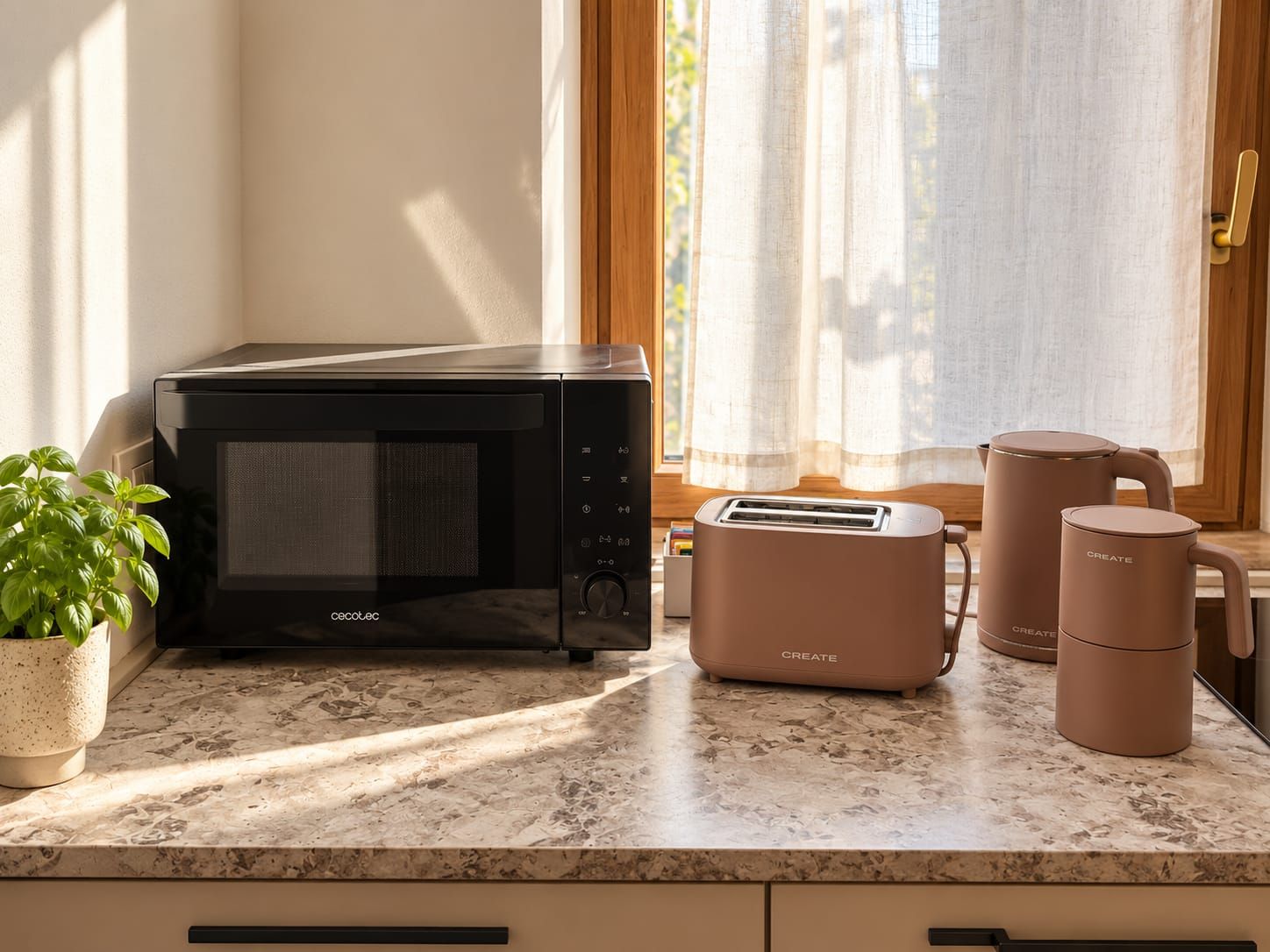 Una cocina con microondas, tostadora y dos cafeteras sobre una encimera de mármol.