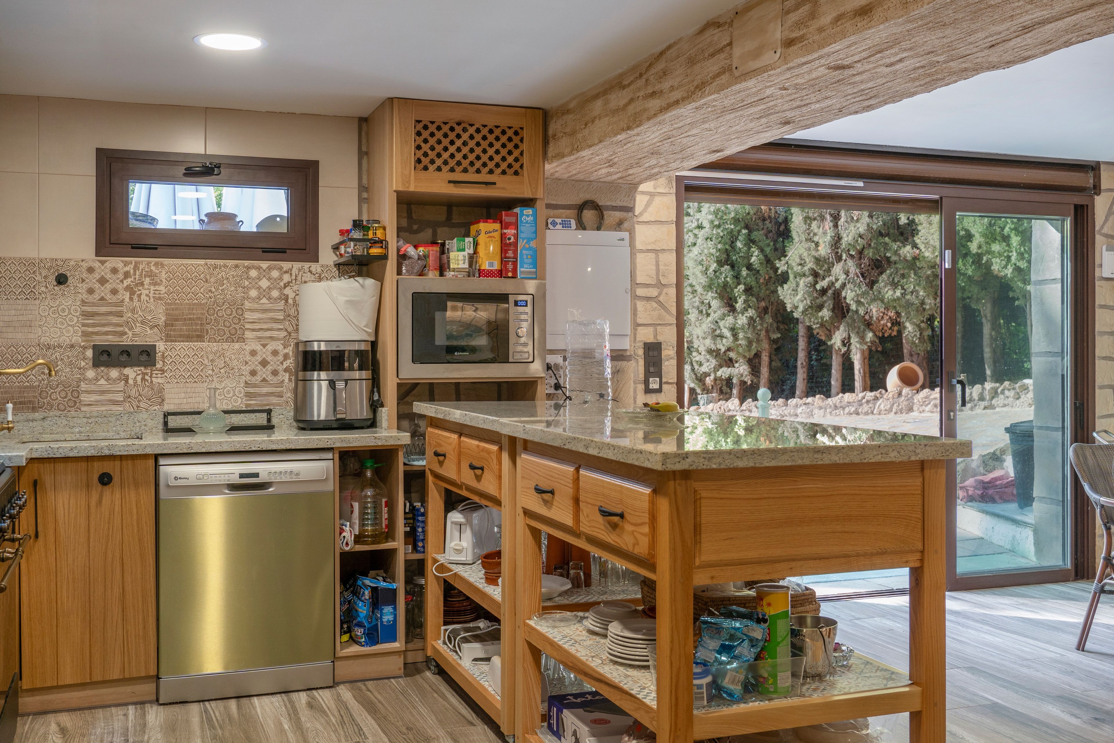 Una cocina moderna equipada con lavavajillas, microondas y cafetera.
