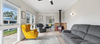 Spacious 5-bedroom 6 acres country house  with AC & dogs run-pet-Friendly!