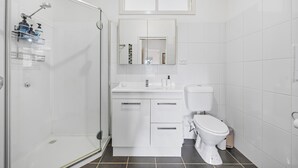 Dusche, Haartrockner, Bidet, Handtücher