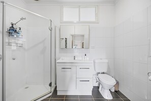 Shower, hair dryer, bidet, towels - Spacious 5-bedroom 6 acres country house  with AC & dogs run ( pet friendly) (Stawell)