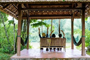Un mirador de madera con banco, rodeado de abundante vegetación.