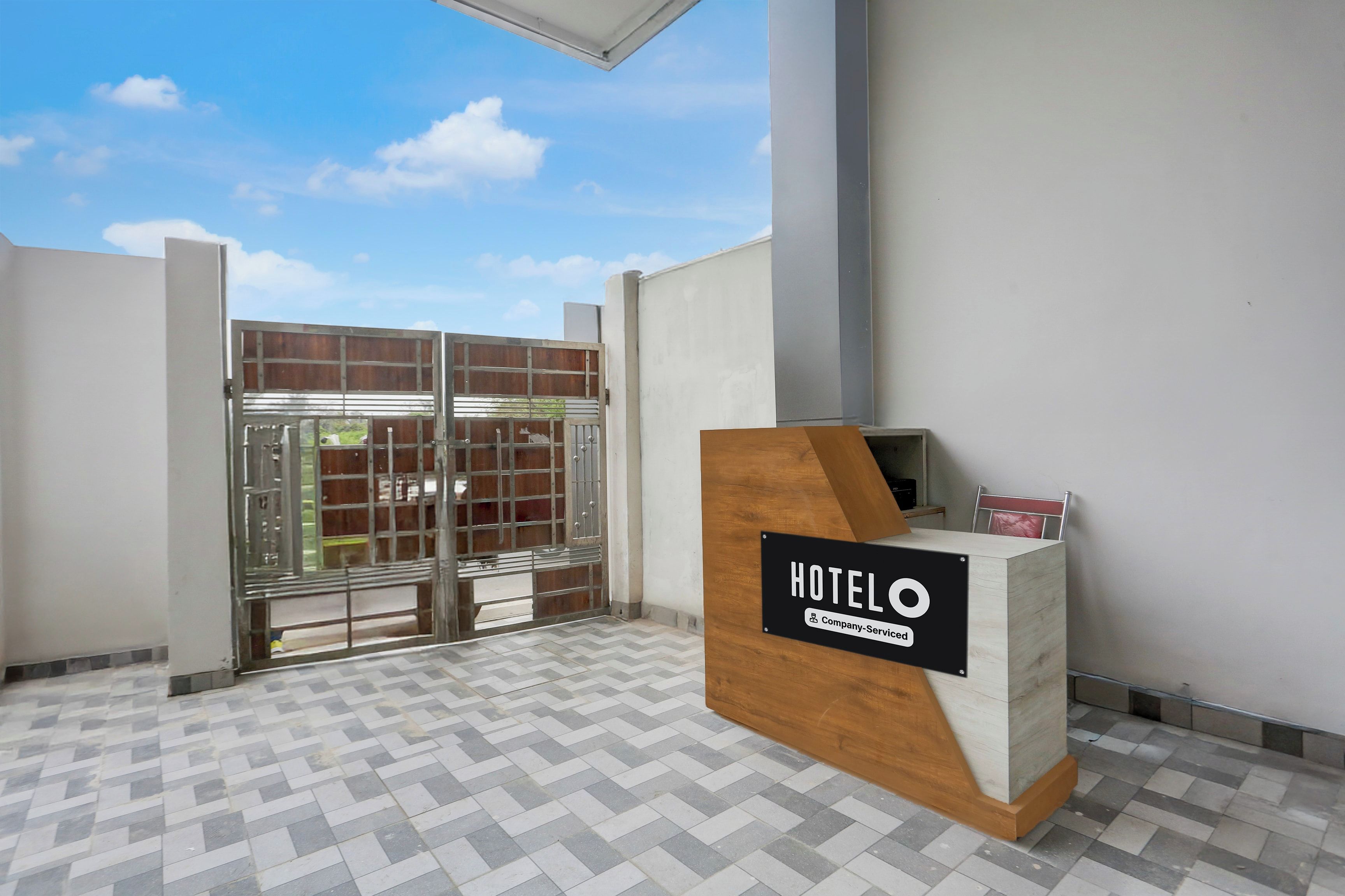 Una recepción de hotel con un letrero que indica que ofrece servicios para empresas.