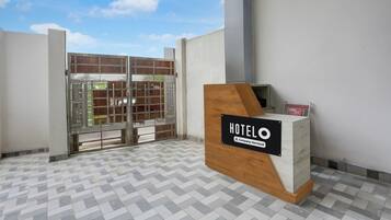 Una recepción de hotel con un letrero que indica que ofrece servicios para empresas.