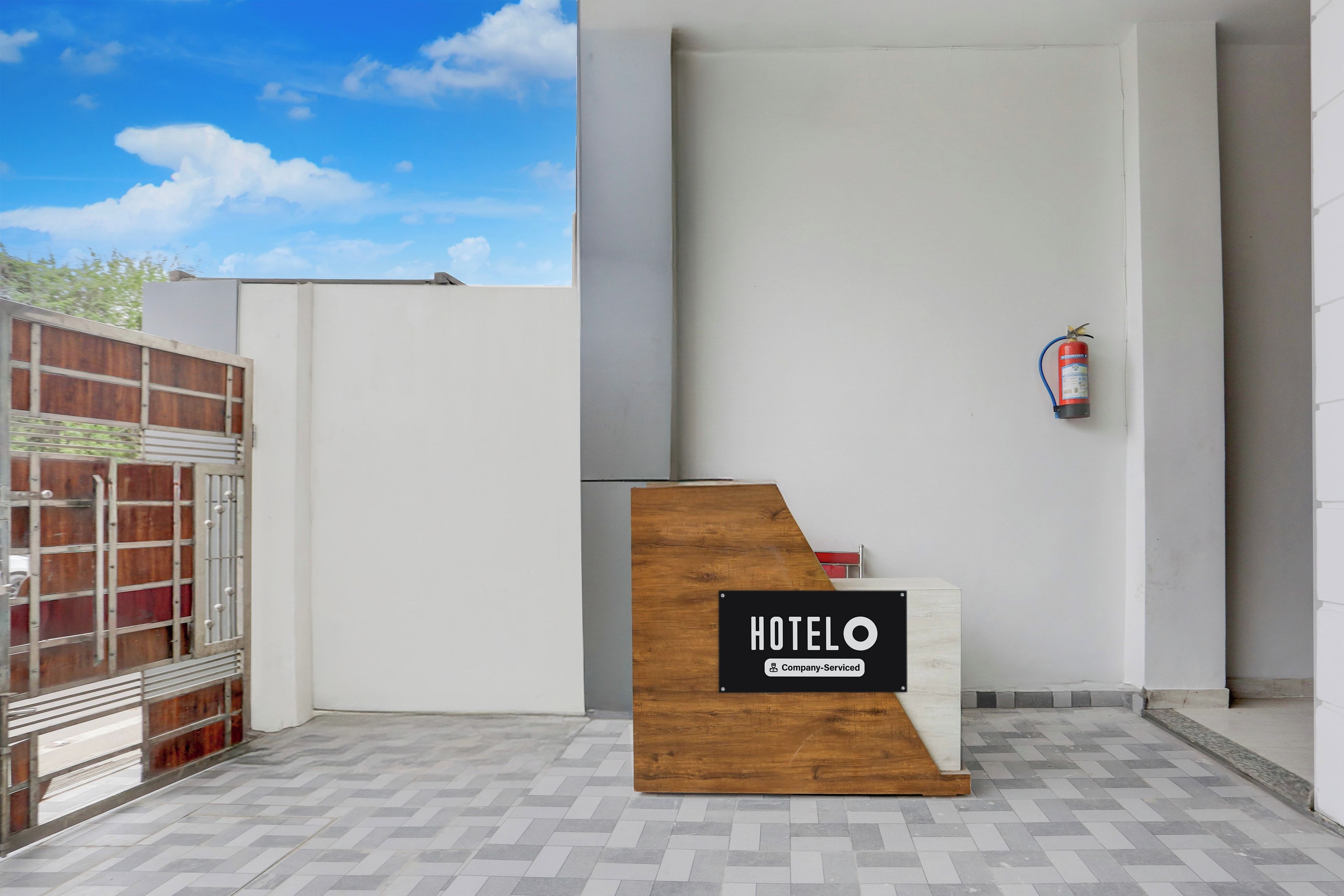 Mostrador de recepción de hotel con un cartel que indica servicio corporativo.