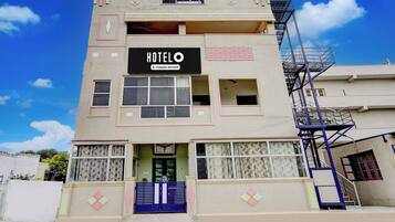 A two-story building with a sign indicating it is a company-serviced hotel.