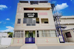 Un edificio de dos pisos con un letrero que indica que es un hotel de servicios para empleados.
