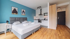 Ein modernes Schlafzimmer mit einem großen Bett, einem Nachttisch und einem Beistelltisch.