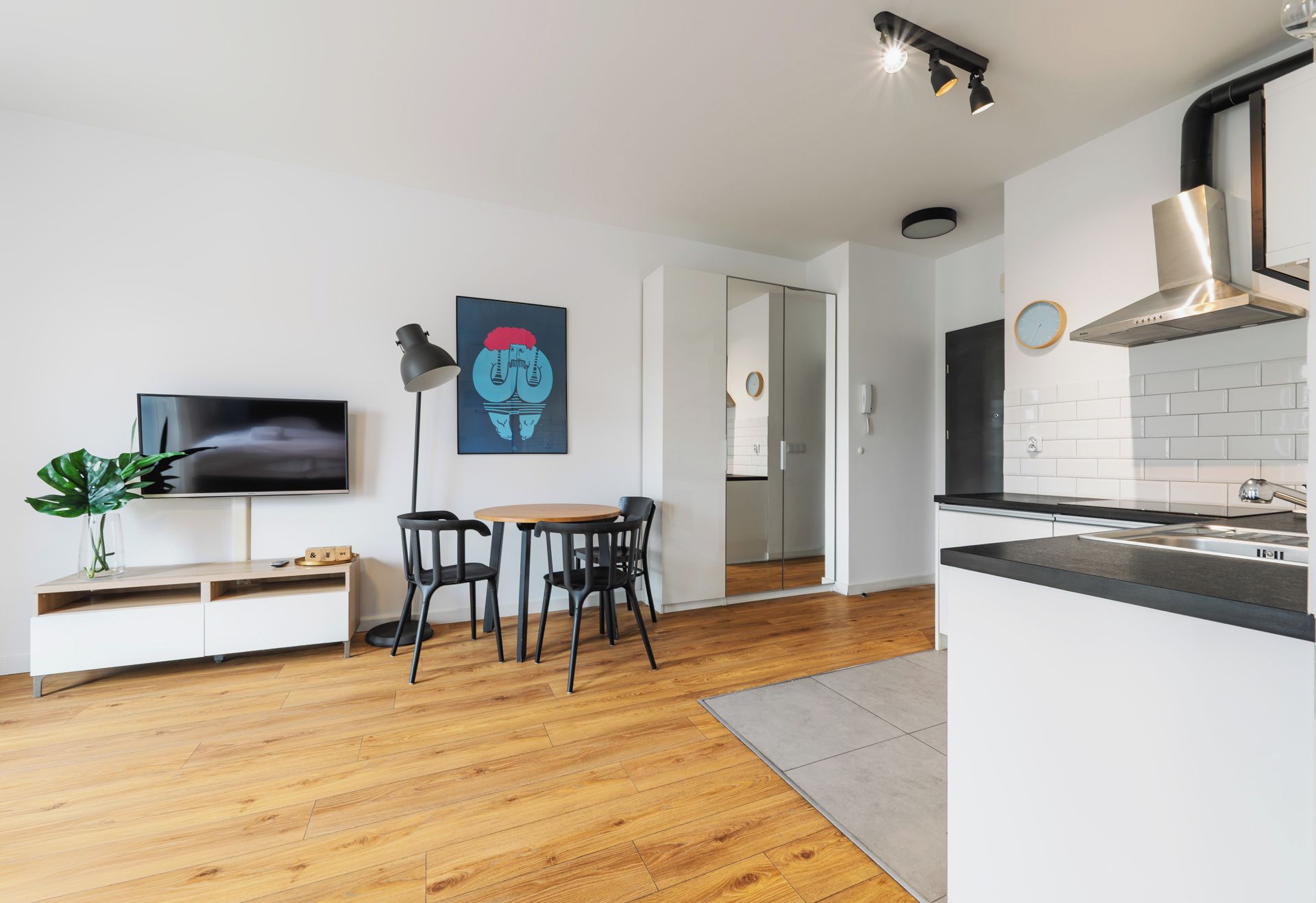 Un apartamento moderno con cocina, comedor y sala de estar.