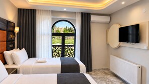 Deluxe Room, City View | Desk, soundproofing, iron/ironing board (on request), WiFi (free) - Kasr'ı Cihan Hotel (Midyat)