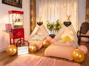 A cozy room with a bed, a popcorn cart, and a sign that reads 'SLEEPOVER TIME'. - Cozy and spacious flat in the heart of Russafa (València)