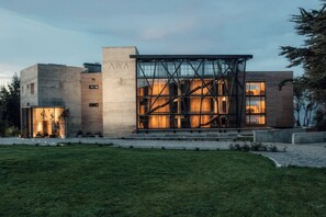 Un edifici modern amb façana de vidre i una escala que condueix a l'entrada.