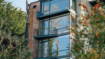 Un edificio moderno con varios pisos, ventanas amplias y una combinación de ladrillo y vidrio.