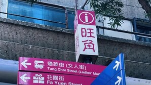 Un poste de señales direccionales con flechas múltiples apuntando en diferentes direcciones, que indican varias calles y ubicaciones.