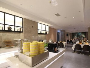 A hotel lobby with a reception desk, seating area, and large windows. - Vienna International Hotel (Nanping)
