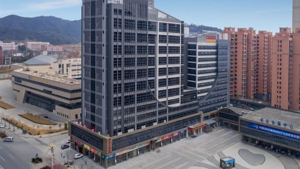 Um edifício com vários andares e um letreiro grande no topo.