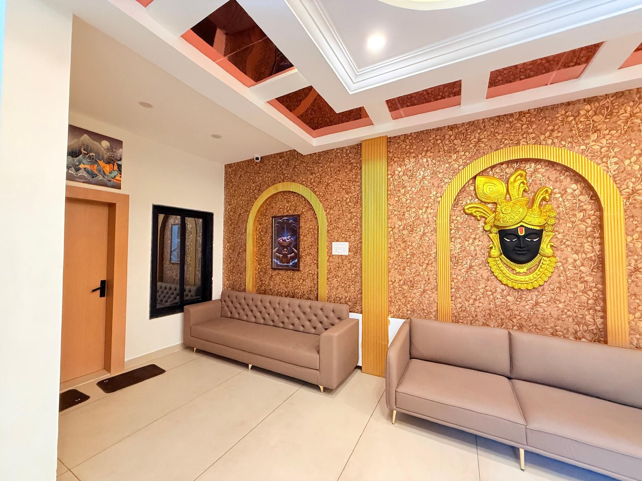 Un interior moderno con un sofá, paneles decorativos en la pared e iluminación empotrada en el techo.