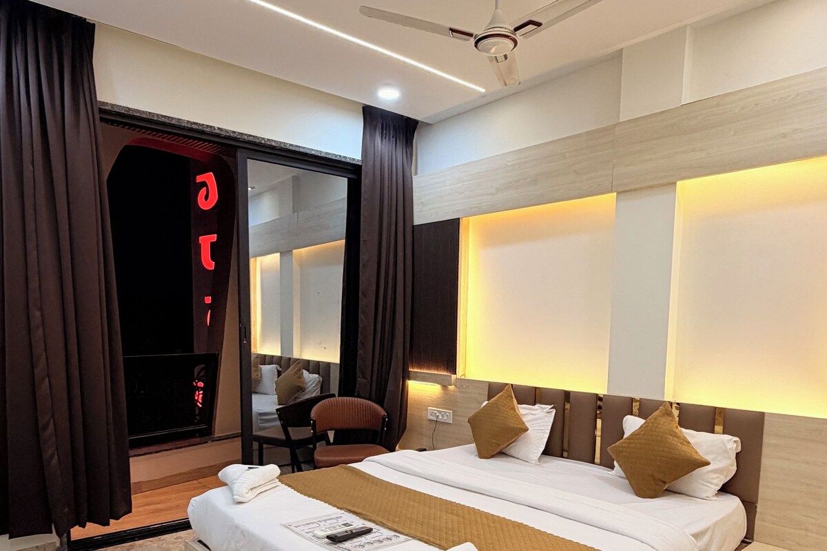 Una habitación de hotel moderna con una cama grande, un escritorio y una silla.