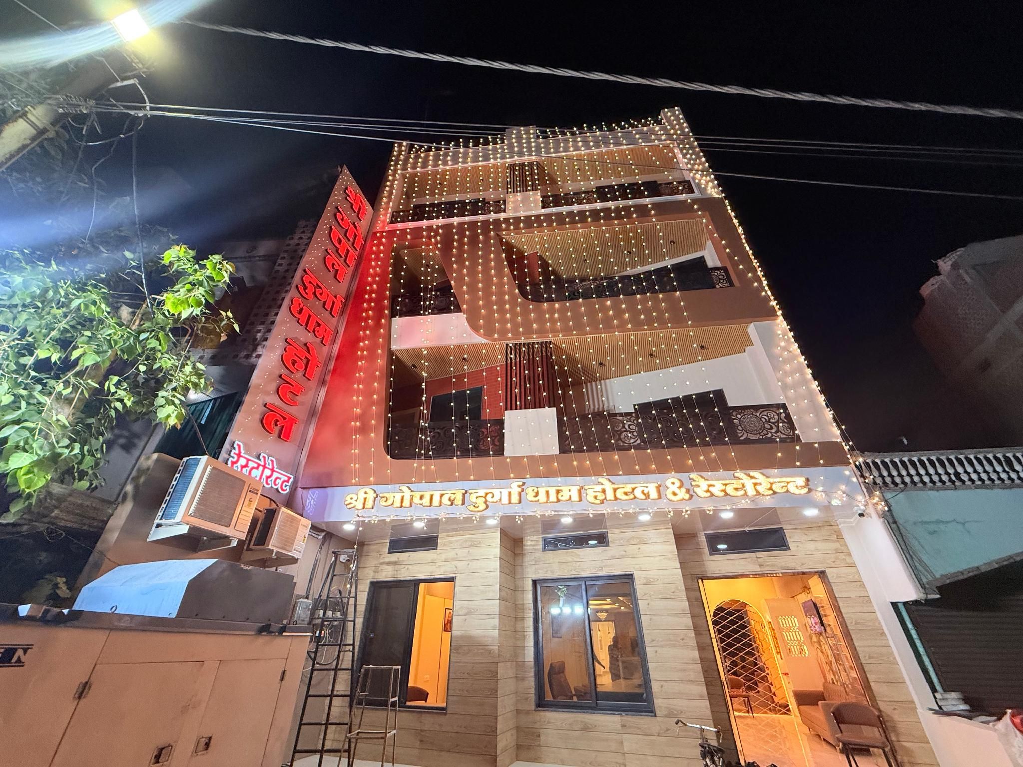 Un edificio de varios pisos con un letrero que indica que es un hotel.