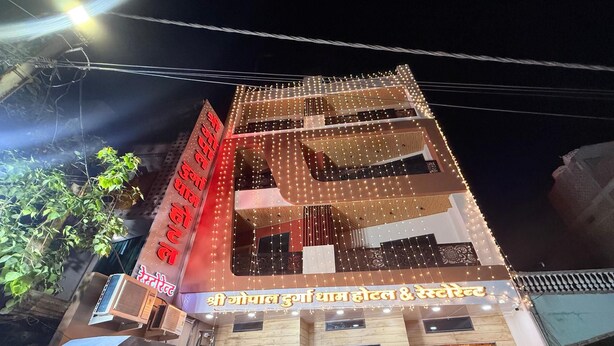 Un edificio de varios pisos con un letrero que indica que es un hotel.