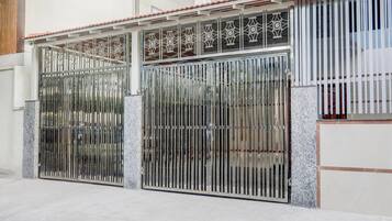 Una entrada protegida por un portón metálico y detalles ornamentales de metal.