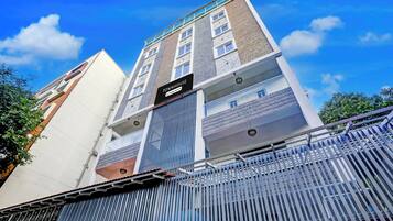 Un edificio de varios pisos con un letrero que indica que se trata de una casa townhouse con servicios de empresa.