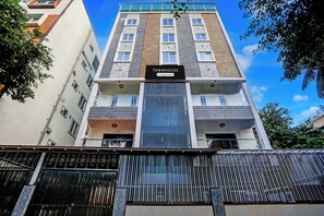 Un edificio de varios pisos con un letrero que dice 'TOWNHOUSE', indicando un complejo residencial.