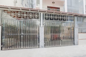 A gated entrance with a metal gate and a balcony with decorative railings. - Townhouse Madiwala Lake Park (Bengaluru)