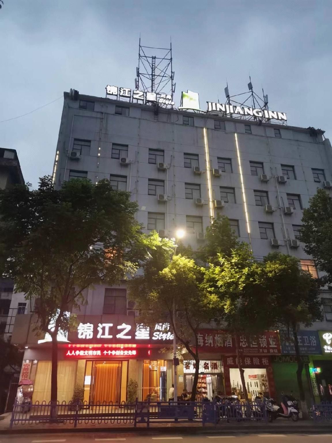 Ein mehrstöckiges Gebäude mit Hinweisschildern für 'JINJIA ZHOU' und 'JINJIA ZHOU Style'.