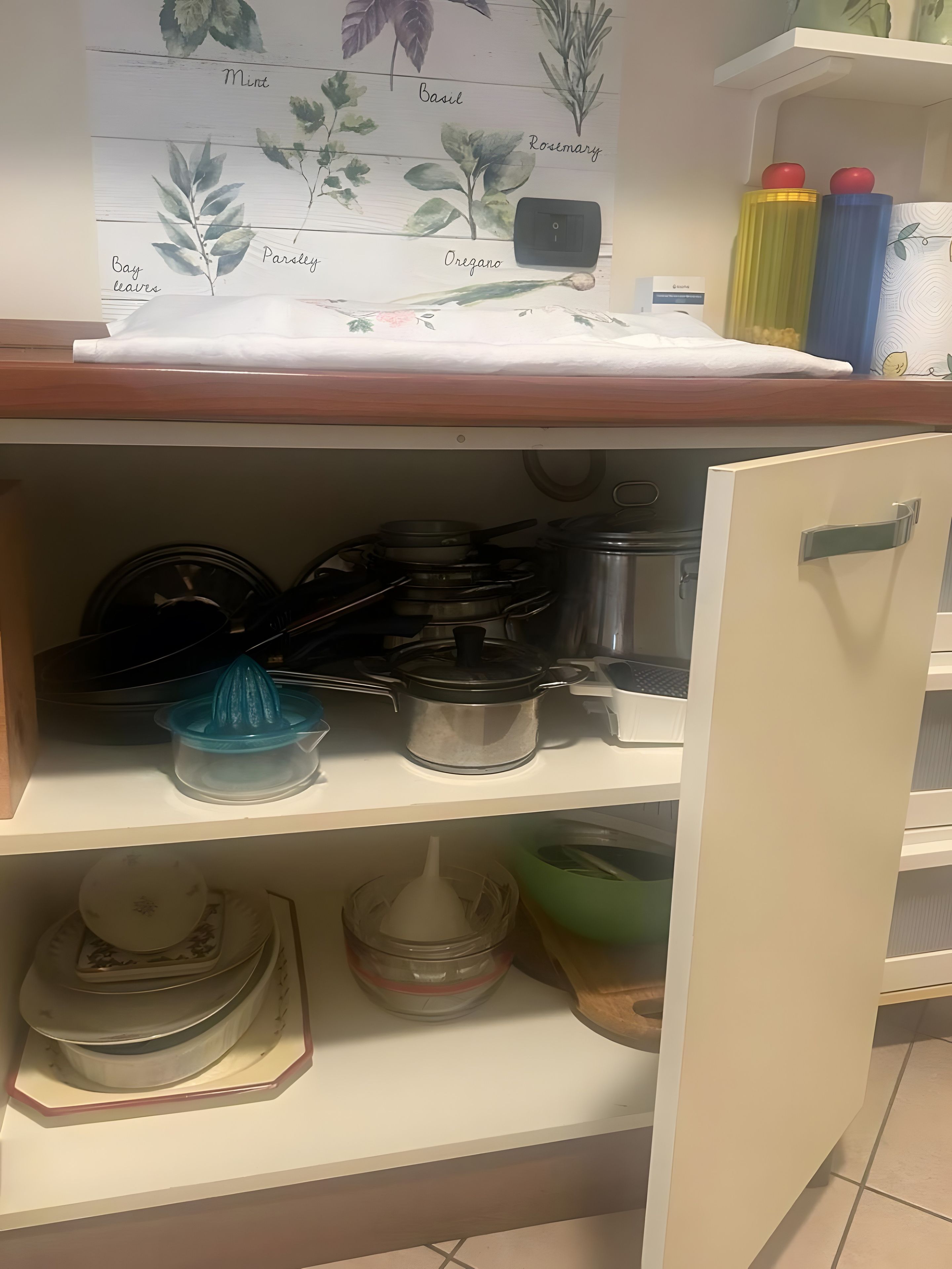 Cozinha com bancada de madeira, fogão e porta-temperos com potes etiquetados.
