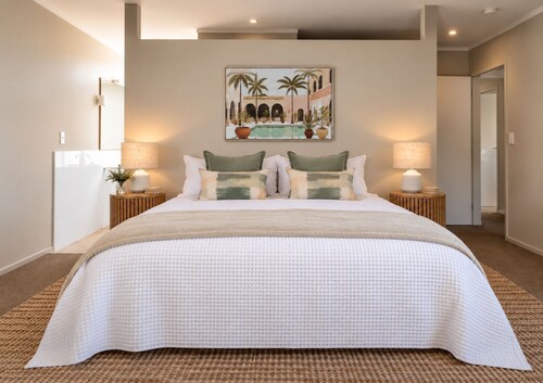 Gorgeous 7 bedroom beach villa in the heart of Oneroa