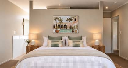 Gorgeous 7 bedroom beach villa in the heart of Oneroa