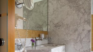 Bathroom - Hotel Kaiserhof Medebach (Medebach)