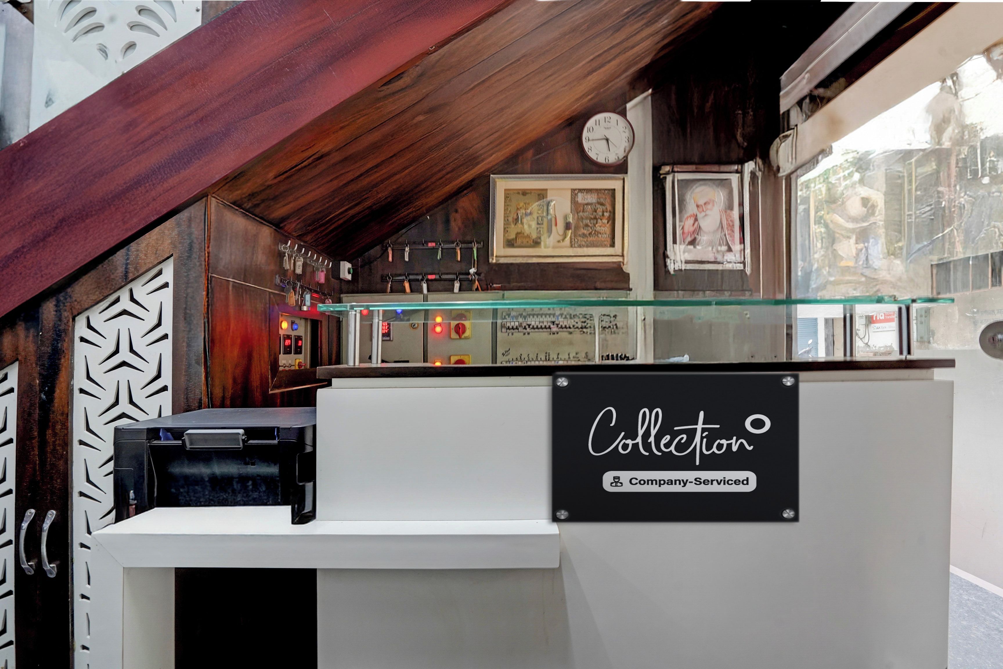 Interior de una cafetería con un cartel que dice 'Collection Company-Serviced'.