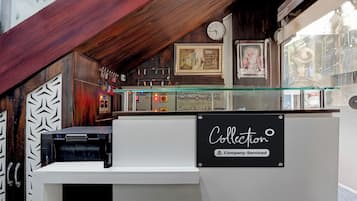 Interior de una cafetería con un cartel que dice 'Collection Company-Serviced'.