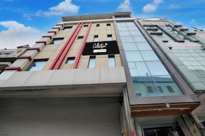 Un edificio moderno con un letrero que dice 'Collection Company Serviced'.