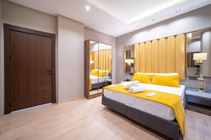 Ein Hotelzimmer mit einem Bett, einem Kleiderschrank, einem Spiegel und einem Nachttisch.