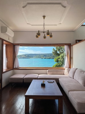 Living area - Vrbo Property (うるま市)