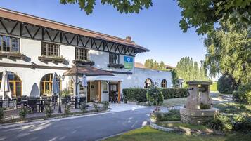 Un bâtiment traditionnel portant une enseigne indiquant « Sure Hotel by Best Western ».