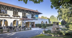 A traditional building with a sign for 'Sure Hotel by Best Western.' - Sure Hotel by Best Western Saint-quentin Ouest (Holnon)