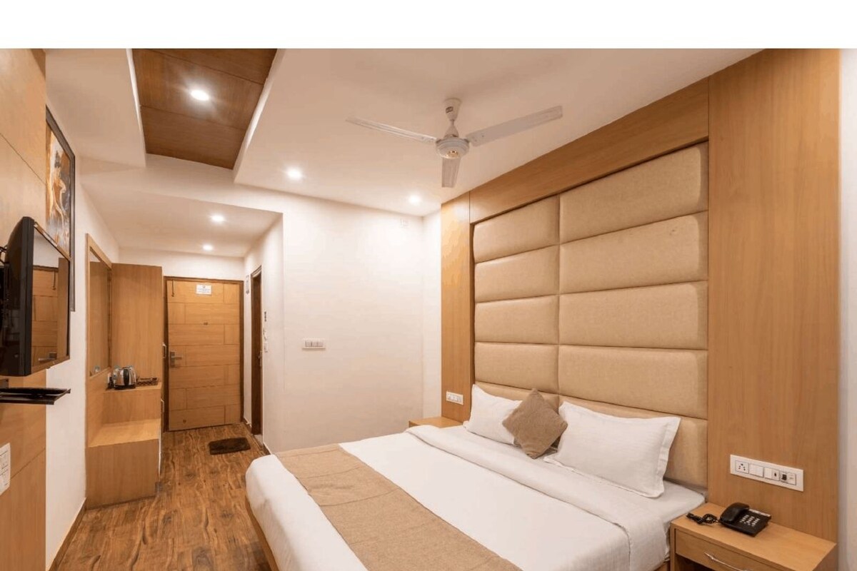 Superior Room | Meja, ruang kerja komputer riba, seterika/papan seterika, Wi-fi percuma 