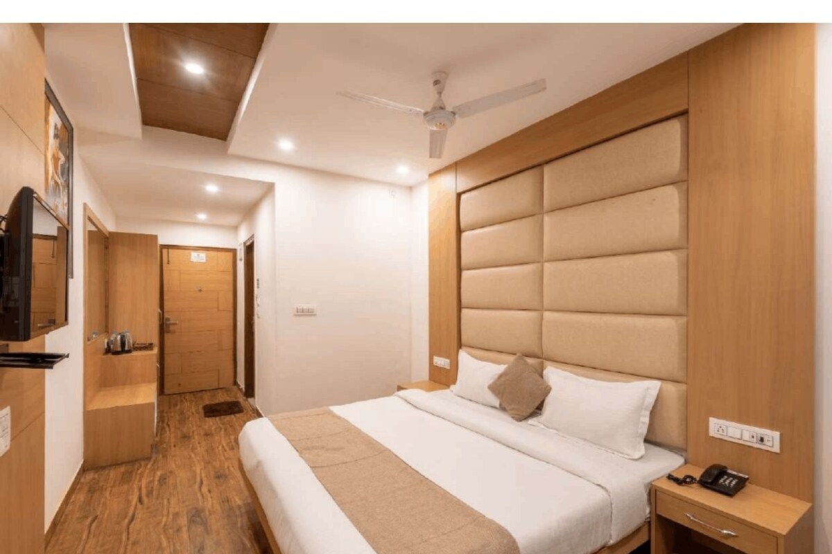 Deluxe Room | Meja, ruang kerja komputer riba, seterika/papan seterika, Wi-fi percuma 