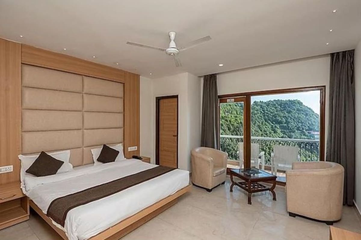 Premium Double Room, Balcony, Mountain View | Meja, ruang kerja komputer riba, seterika/papan seterika, Wi-fi percuma 