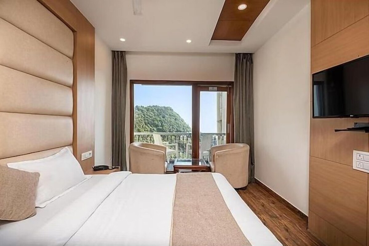 Deluxe Double Room, Balcony, Mountain View | Meja, ruang kerja komputer riba, seterika/papan seterika, Wi-fi percuma 