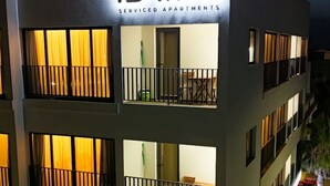 En fleretagers lejlighedskompleks med altaner og vinduer.