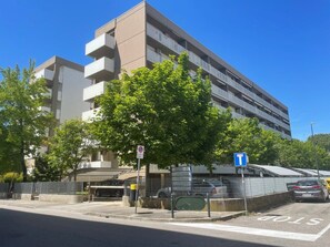 Eine mehrstöckige Parkgarage mit einem blauen Schild, das eine bestimmte Etage kennzeichnet.