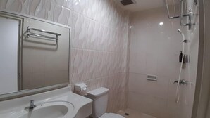 Een badkamer met een wastafel, toilet en douche.