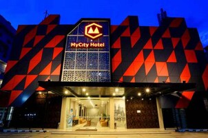 Un hotel con una fachada geométrica distintiva y un letrero llamativo.