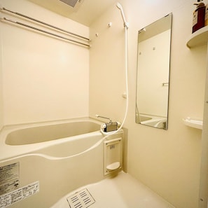 A bathroom with a bathtub, a toilet, a shower, and a mirror. - Hotel Arashi Nambaminami No003 (Osaka)
